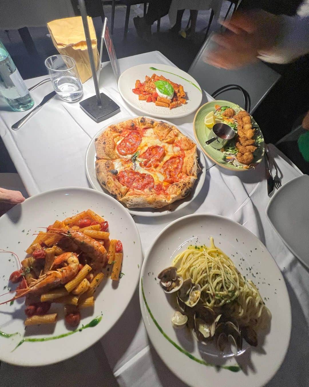 Kim Chiuさんのインスタグラム写真 - (Kim ChiuInstagram)「We spent the first day meeting some of our kababayans. ☺️Maraming salamat po for the warm welcome ❤️ Plus,  ended the night with a great Italian dinner with my miga na gwapa @maymay and momager @edith.farinas 🥰 Good food, a good laugh, and a grateful heart for our day 1.😇 Grazie mille Milan!!!🇮🇹 @asapofficial #AsapNatinToMilan」9月8日 13時29分 - chinitaprincess