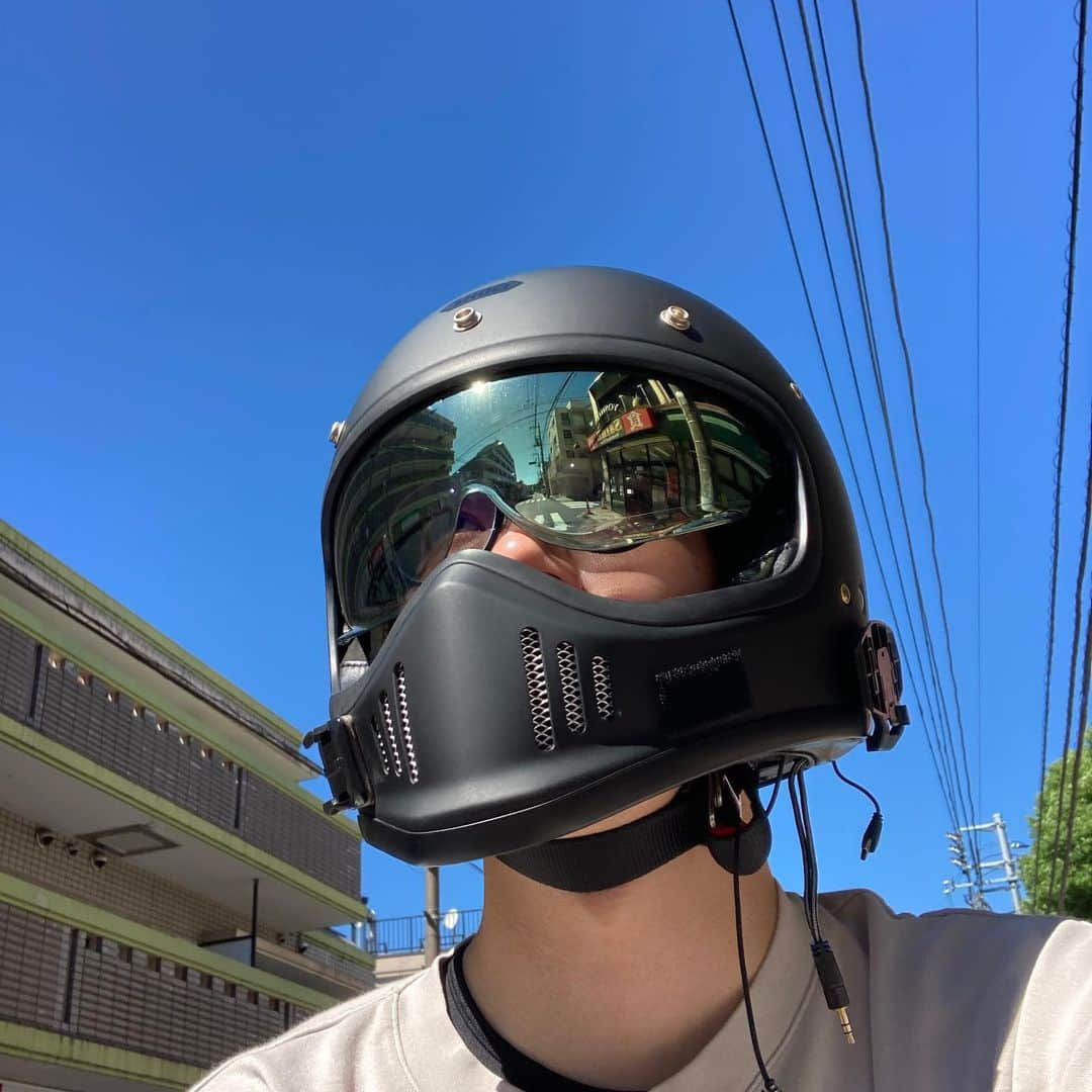 川合翔太のインスタグラム：「火曜日 天気よすぎたのでバイクでネタ合わせに。 どっか遠くまで行きたい。  水曜日 ゼンモンキー荻野のイカしたシースルーシャツ。 これで人生初のクラブに行ったらしいですが、もう行きたくないらしい。  木曜日 中野サンモール。昔住んでた町、またすぐにでも住みたい。 月見バーガー食べたけど写真撮り忘れ。  #クロコップ  #バイク #ツーリング  #ゼンモンキー  #中野サンモール #月見バーガー」