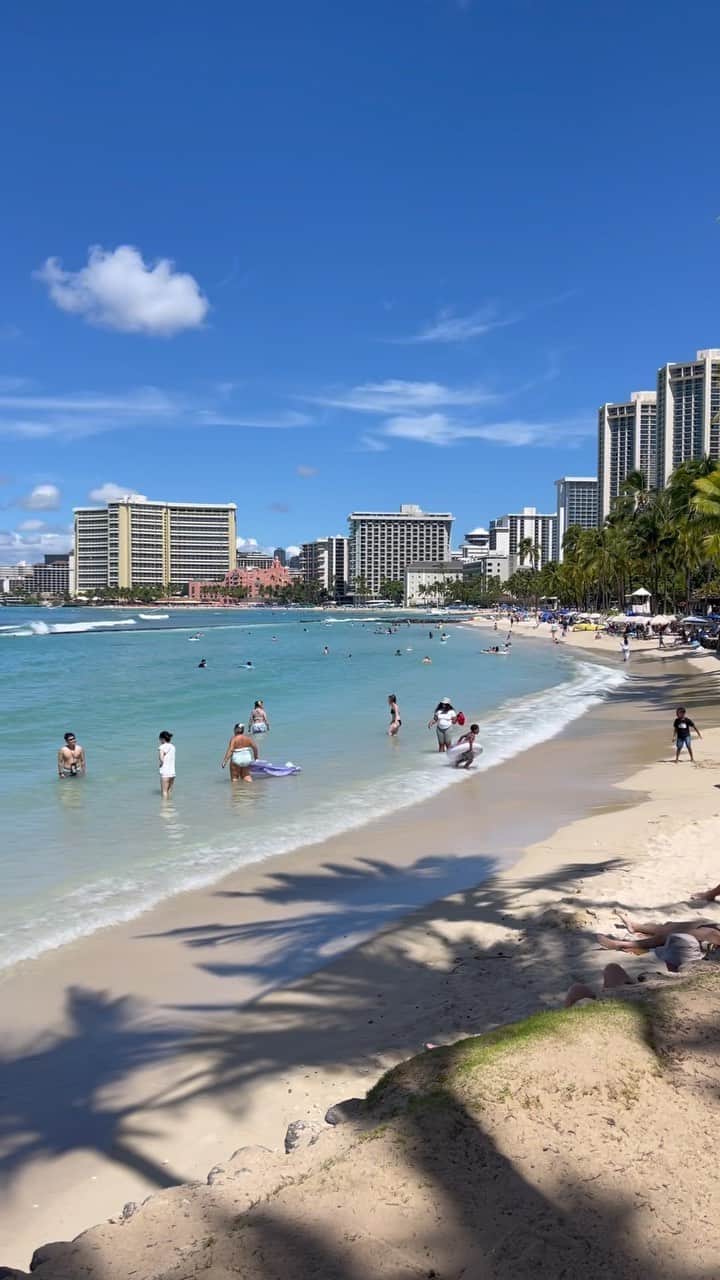 のインスタグラム：「今日は晴天のワイキキビーチでとある撮影を☀️ ここからの景色、何の撮影かわかりますか？！😆わかった方はもうKAUKAU大好きっ子認定です🤣🩵」