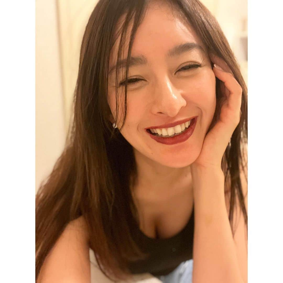 秋本祐希さんのインスタグラム写真 - (秋本祐希Instagram)「だいたい台風で大雨が多い9月8日 私ごとですが めでたく無事に誕生日を迎えました☺︎ まじか😳と自分でも改めてびっくりな年齢ですが笑 だんだん深くなる目尻のシワも キツめな目がたれてきている事も お腹周りに蓄積されつつあるお肉も 昔みたいに明るくなるまで飲めない体力も 愛おしみながら 時折抵抗しながら  Just a numberな精神で 私らしくenjoyしたいと思います☺︎ みなさま これからもあたたく見守ってくださいね♡ 47歳初日 september 08,2023 #mybirthday #thankyou #ありがとう  父と母に感謝を伝えなきゃ♡」9月8日 13時24分 - ayuuki0908