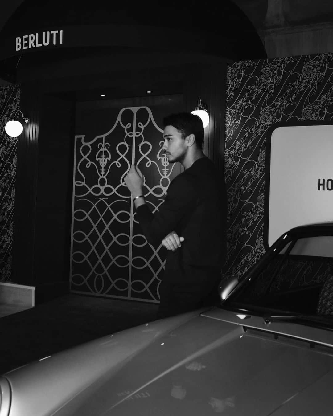 石倉ノアのインスタグラム：「BERLUTI  2023年 秋冬の新作 BERLUTI トラベルライン〈トワル・マルブフ〉 一夜限定でHotel Marbeuf で行われたローンチイベント。 BERLUTIの歴史とともに細部まで拘って作り込んだホテルの内装とともにみる新作は堪らない。  #BERLUTI #BERLUTITOILEMARBEUF」