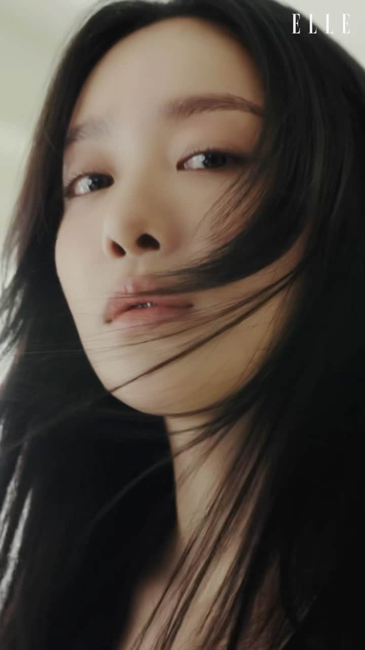 チャ・ジュヨンのインスタグラム：「🖤🖤🖤🖤🖤 @ellekorea @veronicabeard   미국 감성을 기반으로 현대 여성을 위한 스타일링을 제안하는 브랜드, 베로니카 비어드. 배우 차주영과 함께한 베로니카 비어드의 아메리칸 레디 투 웨어를 만나보세요.   Fashion Editor 손다예 Videographer 쿠보 Hair Stylist 이혜진 Makeup Artist 이봄 Assistant 김민숙」