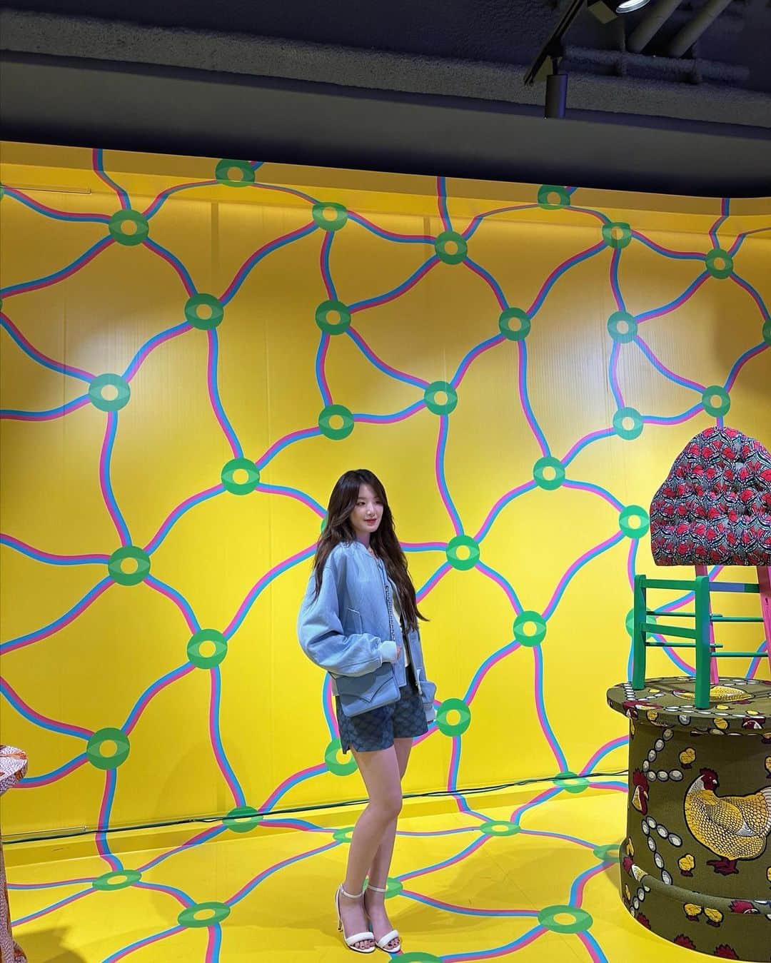 シュファのインスタグラム：「#광고 #MCMXSEOUL  재밌게 구경하다 왔어용 🤎  @MCMWORLDWIDE  @YINKA_ILORI  @MCMKOREA_OFFICIAL」