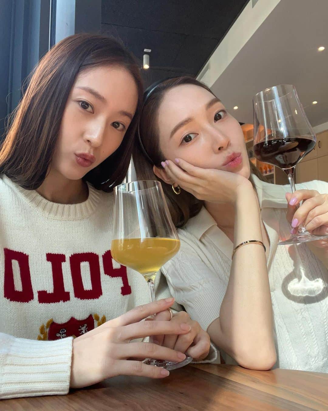 のインスタグラム：「Hey SF, we’re back✌🏻👭🏻🌤️🍷📚」