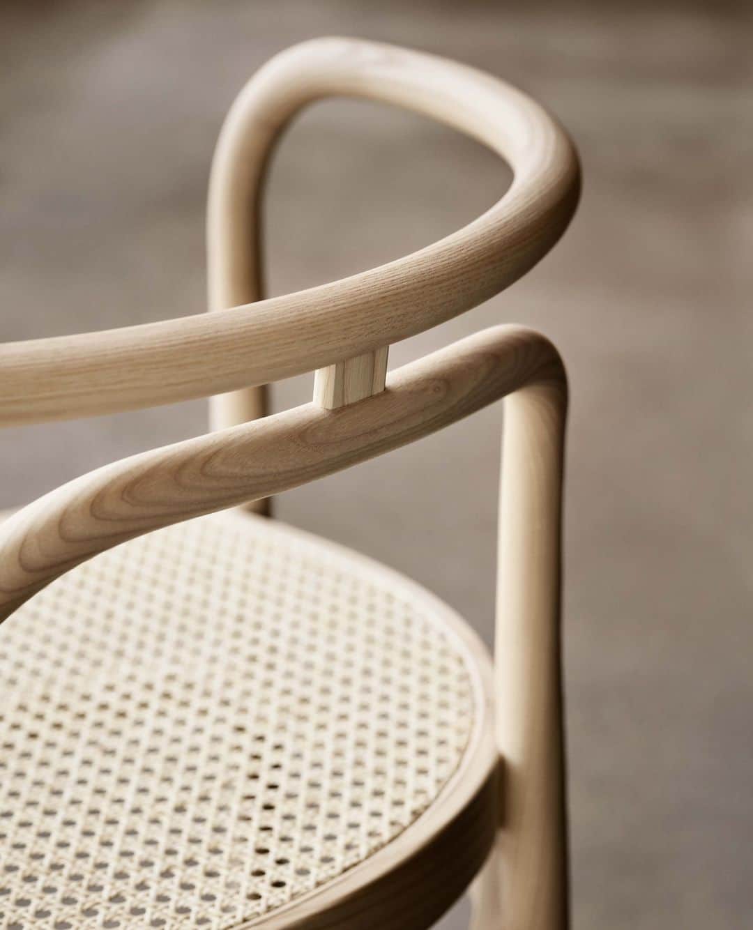 フリッツハンセンさんのインスタグラム写真 - (フリッツハンセンInstagram)「Clean lines, organic shapes and precise proportions define the PK15™ chair. ⁠ ⁠ Poul Kjærholm’s final design is exquisitely crafted in natural or black-coloured ash, both with a French cane seat. ⁠ ⁠ A loose seat cushion in leather adds further comfort.⁠ ⁠ Discover the refined beauty of the PK15™ via the link in bio. ⁠」9月8日 13時55分 - fritzhansen