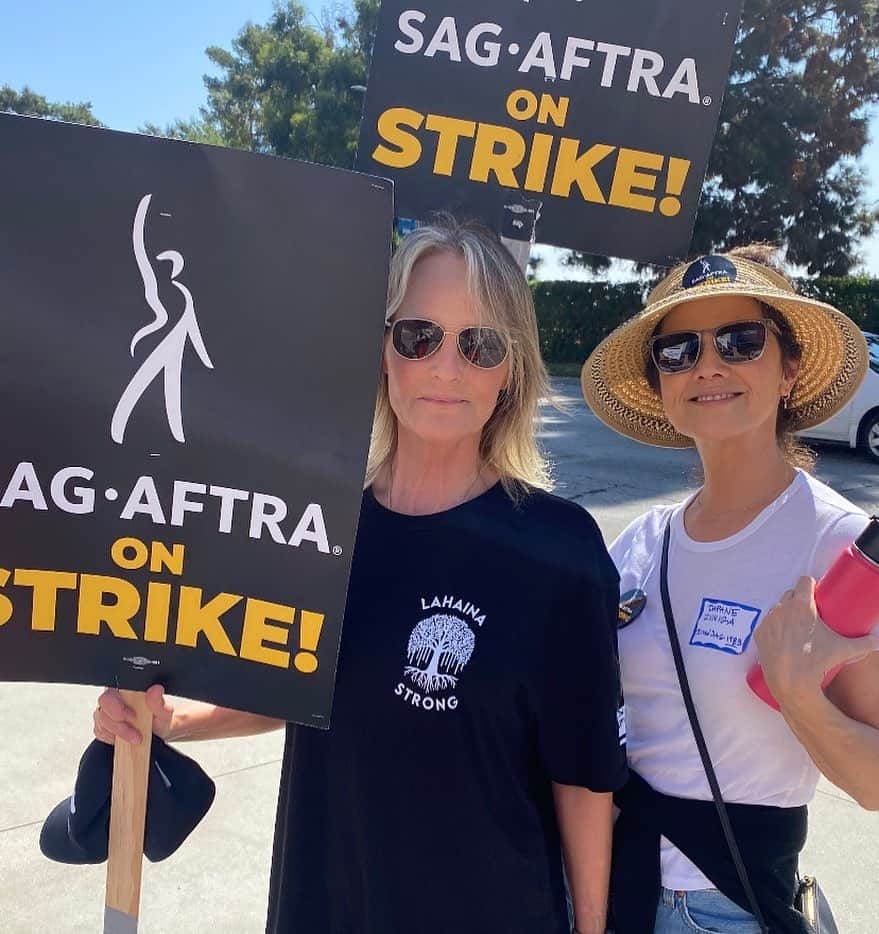 ヘレン・ハントさんのインスタグラム写真 - (ヘレン・ハントInstagram)「#unionstrong   #sagaftrastrong  #wgastrong」9月8日 13時47分 - helenhunt