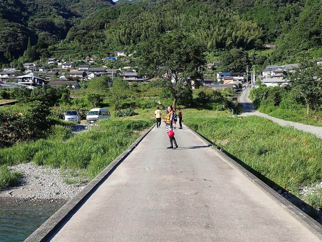 中村葵さんのインスタグラム写真 - (中村葵Instagram)「母と高知でパックラフト🛶  仁淀川の綺麗な色に癒されのんびりと。。時には激流を降る。。めっちゃ楽しかった！！！✨  #パックラフト#仁淀川#アウトドア#川が好き#アクティビティ#リバーアクティビティ#山と川 #高知#中村葵」9月8日 13時48分 - aoinakamura123