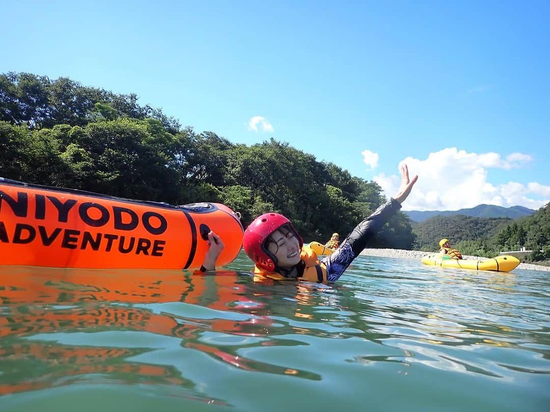 中村葵さんのインスタグラム写真 - (中村葵Instagram)「母と高知でパックラフト🛶  仁淀川の綺麗な色に癒されのんびりと。。時には激流を降る。。めっちゃ楽しかった！！！✨  #パックラフト#仁淀川#アウトドア#川が好き#アクティビティ#リバーアクティビティ#山と川 #高知#中村葵」9月8日 13時48分 - aoinakamura123