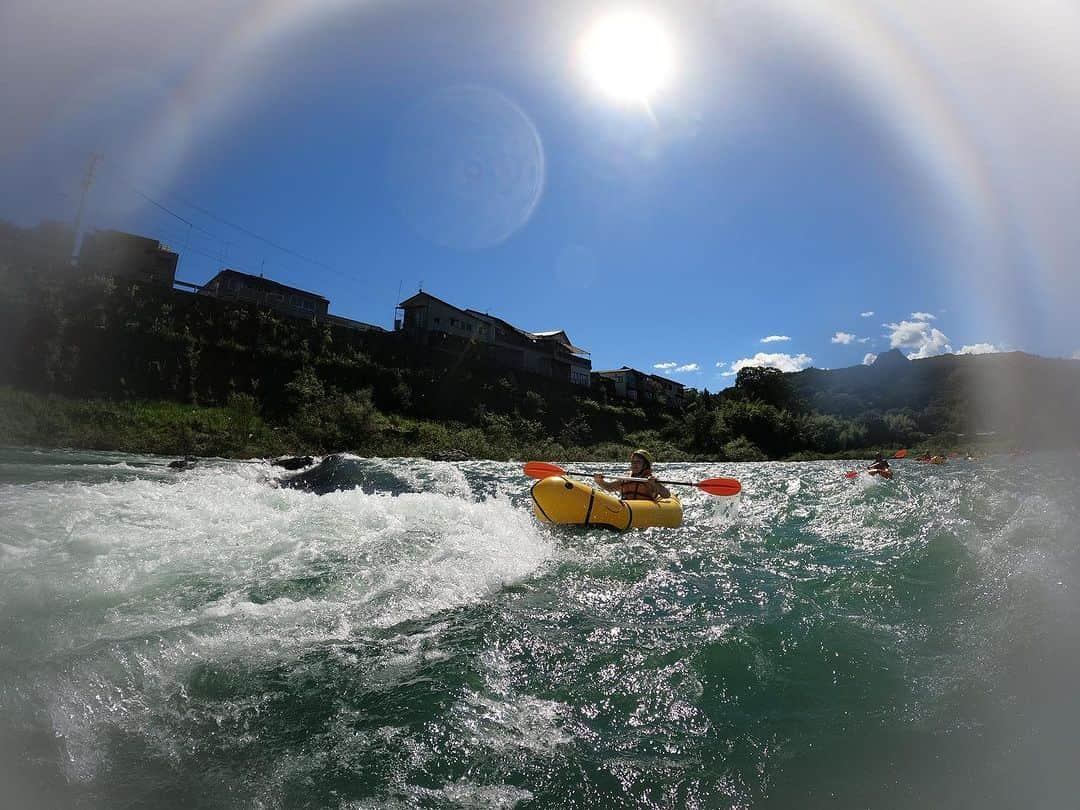 中村葵さんのインスタグラム写真 - (中村葵Instagram)「母と高知でパックラフト🛶  仁淀川の綺麗な色に癒されのんびりと。。時には激流を降る。。めっちゃ楽しかった！！！✨  #パックラフト#仁淀川#アウトドア#川が好き#アクティビティ#リバーアクティビティ#山と川 #高知#中村葵」9月8日 13時48分 - aoinakamura123