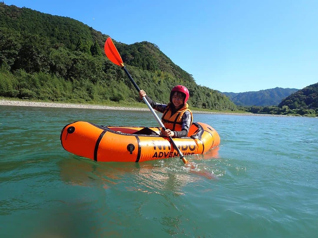 中村葵のインスタグラム：「母と高知でパックラフト🛶  仁淀川の綺麗な色に癒されのんびりと。。時には激流を降る。。めっちゃ楽しかった！！！✨  #パックラフト#仁淀川#アウトドア#川が好き#アクティビティ#リバーアクティビティ#山と川 #高知#中村葵」