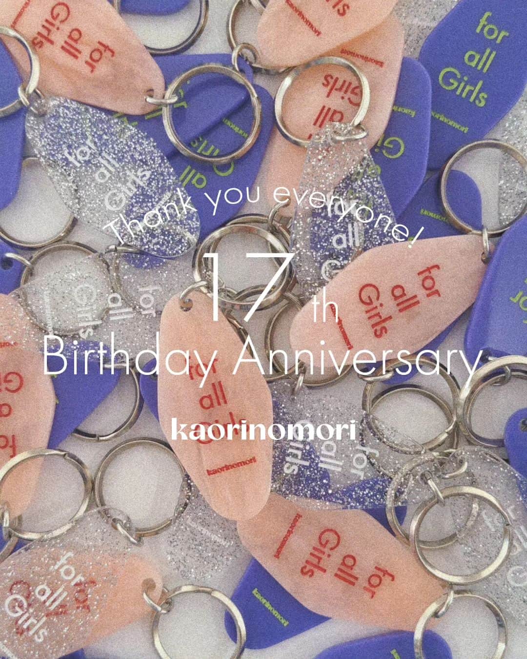 オーバーライドのインスタグラム：「【 ノベルティ配布のお知らせ 🎂💐】  いつもkaorinomori をご愛顧いただき誠にありがとうございます。  kaorinomori は9月で、17歳のお誕生日を迎えました🎉  ささやかではございますが感謝の気持ちを込めて ノベルティをプレゼントいたします🎁 ✨  ＜期間＞ 2023年9月8日(金) ～ なくなり次第終了  ＜場所＞ kaorinomori fukuoka OVERRIDE ONLINE STORE  ＜対象＞ kaorinomori 商品を含む、税込み6,000円以上お買い上げのお客様  今回ご用意したモーテルキーは、アクリルの板を使用し、1点ずつハンドペイントでキーホルダーをはじめとする雑貨・ヘアアクセサリーを制作されているThe Skips 様(@theskips7383 )にご協力いただきました♡  今シーズンのコレクションをイメージさせる色展開に、シーズンテーマである ”for all Girls” を刻印したとってもスペシャルな仕上がりになっています。  17歳になったkaorinomori もみなさまにとって トキメキやワクワクを感じられる存在でありますように…🎀  #kaorinomori#hatstyling#カオリノモリ#ハット#帽子ブランド#帽子屋#帽子屋さん#帽子専門店#帽子女子#ノベルティ#プレゼント#キーホルダー#モーテルキー」