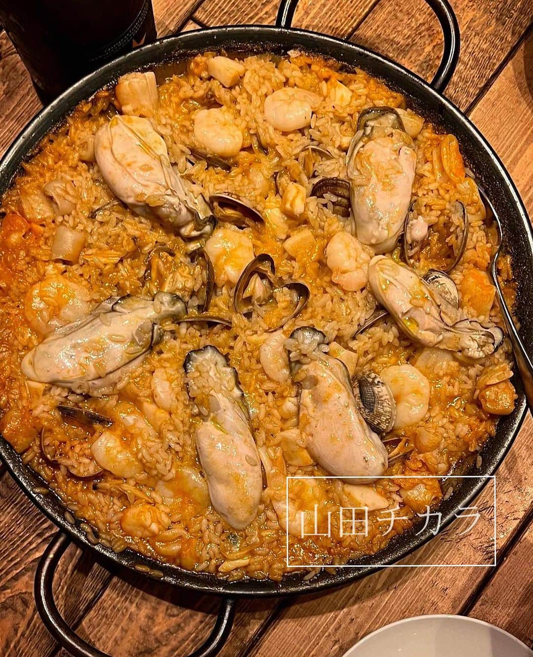 宮崎まこのインスタグラム：「BCN groc🥘スペイン料理  昼飲み&室内わんこ🐕OK！！ 驚きの朝から夜まで営業しているスペインバル🇪🇸 使い勝手も味も最高！  牡蠣のパエリアが美味し過ぎてハマり中。  #山田チカラ #bcngroc #バルセロナグロック #パエリア #🥘 #エルブジ #麻布十番 #麻布十番グルメ #azabujuban #港区グルメ #スペイン料理 #東京美食 #日本美食　#ペット可 #ペット可レストラン #いぬは家族」