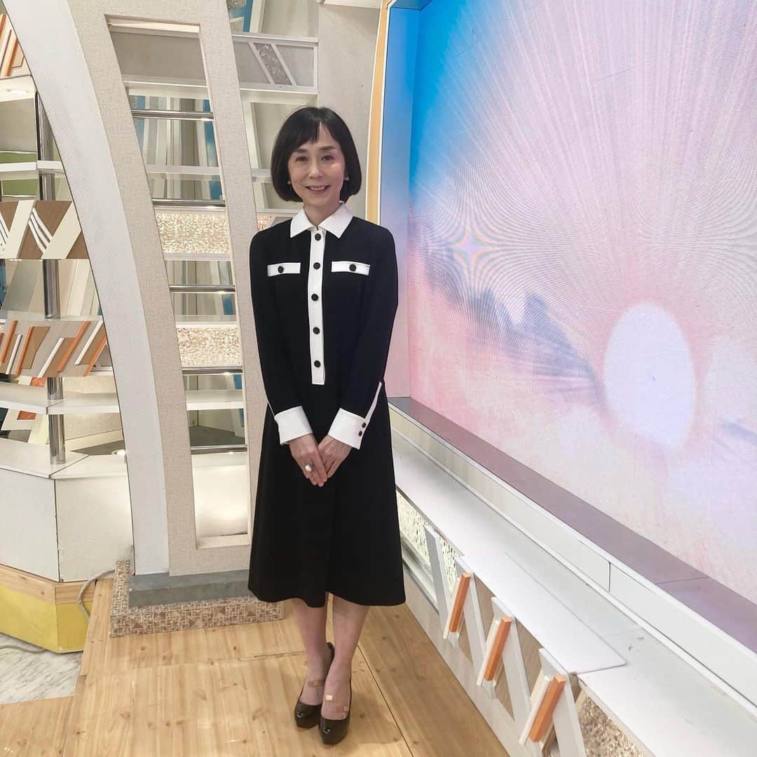 のインスタグラム：「本日も番組をご覧いただきありがとうございました✨  🤍大下さんの衣装です🖤 衣装: LANVIN collection @lanvincollection アクセサリー: HauteJoaillerie AKIO MORI @akiomori1968  今日の大下さんはモノトーンのトップスがとてもお似合いです⭐  来週も是非ご覧ください😄  #テレビ朝日ワイドスクランブル#大下容子ワイドスクランブル#ワイドスクランブル#アナウンサー#衣装#大下容子#今日の大下さん#ABISTE#衣装協力」