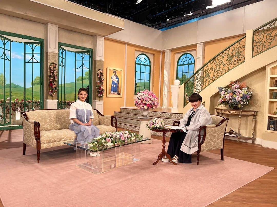 のインスタグラム：「徹子の部屋に出演させていただきました！ テレビを見ながら信じられない気持ちで自分を見ていました。 徹子さんの優しさに気持ちがほぐれ、今までの芸能生活を振り返って色々な思いが溢れました！  収録後、徹子さんが「衣装かわいいわね」とハートのところを褒めてくださって嬉しかったです！  ミスタービーンのモノマネはもっと練習します！笑  #徹子の部屋」