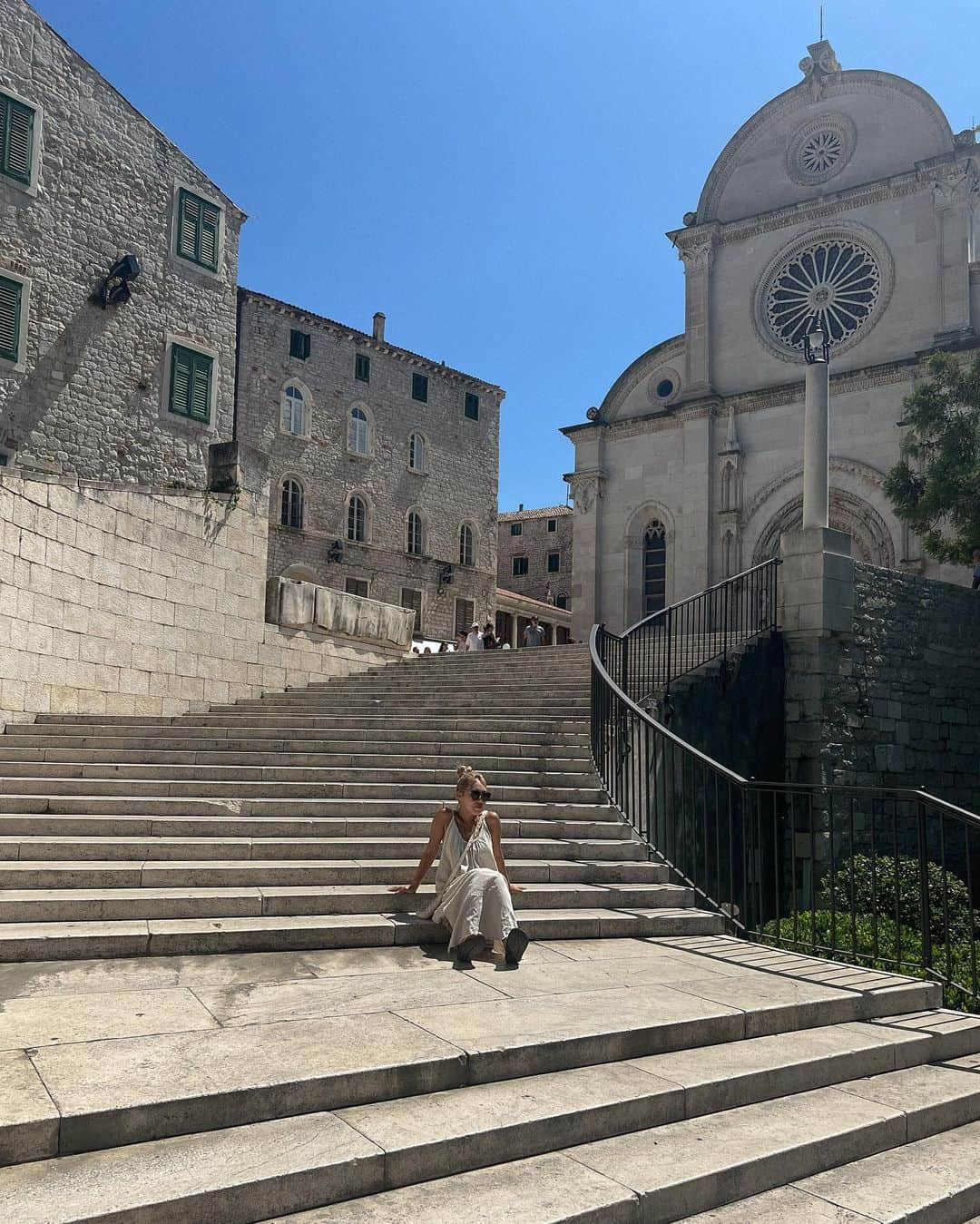 Manamiさんのインスタグラム写真 - (ManamiInstagram)「Šibenik⛪️  シベニクはとってもコンパクトでかわいかった🥰  何度も前を通ってたシベニクの聖ヤコブ大聖堂 "The Cathedral of St James in Sibenik"⛪️ が世界遺産だった事は帰ってから知りました📝  夜は渋谷なのかな？くらい 大聖堂の前に人がわんさかいた🍻 (最後の写真)」9月8日 13時58分 - manashika