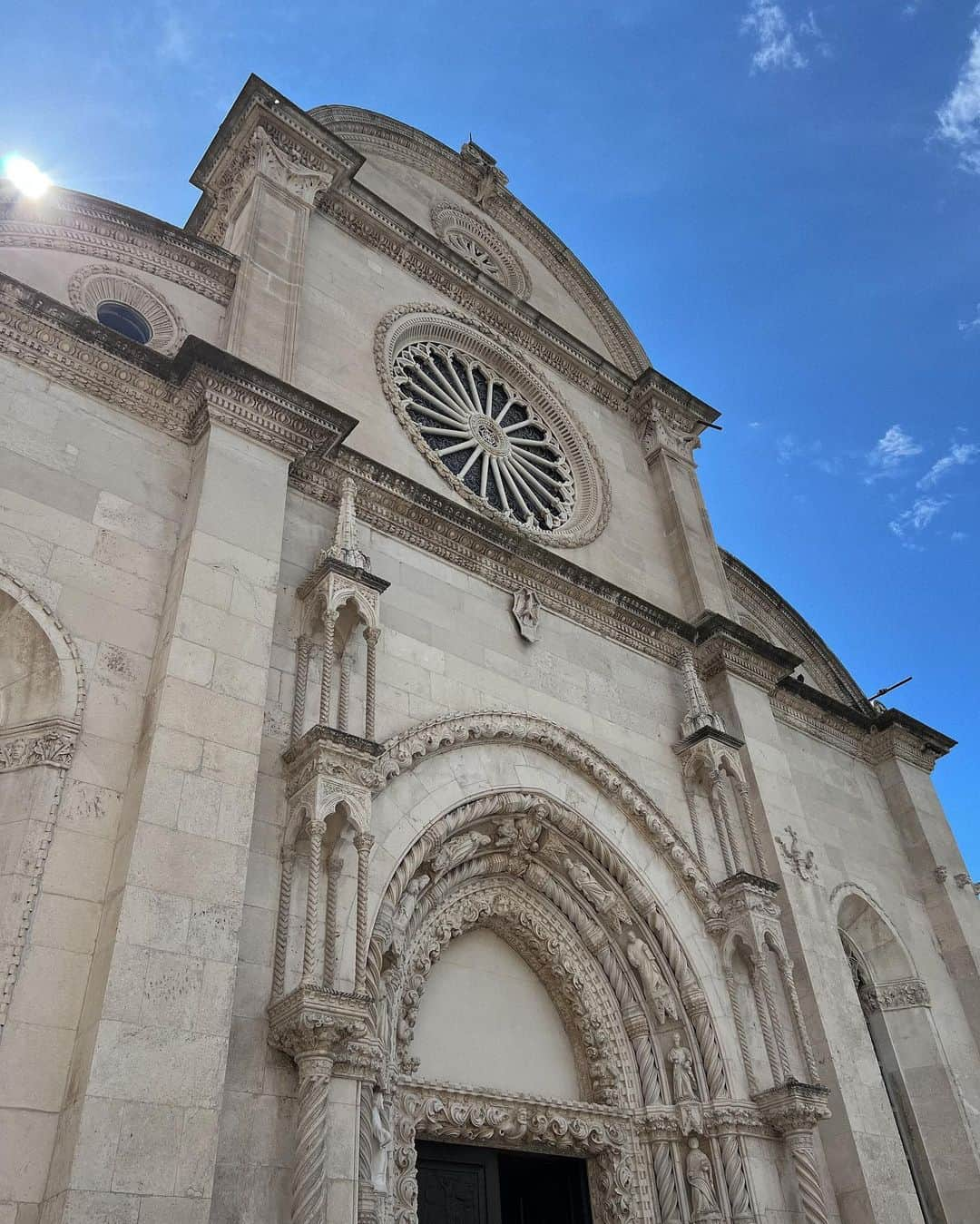 Manamiさんのインスタグラム写真 - (ManamiInstagram)「Šibenik⛪️  シベニクはとってもコンパクトでかわいかった🥰  何度も前を通ってたシベニクの聖ヤコブ大聖堂 "The Cathedral of St James in Sibenik"⛪️ が世界遺産だった事は帰ってから知りました📝  夜は渋谷なのかな？くらい 大聖堂の前に人がわんさかいた🍻 (最後の写真)」9月8日 13時58分 - manashika