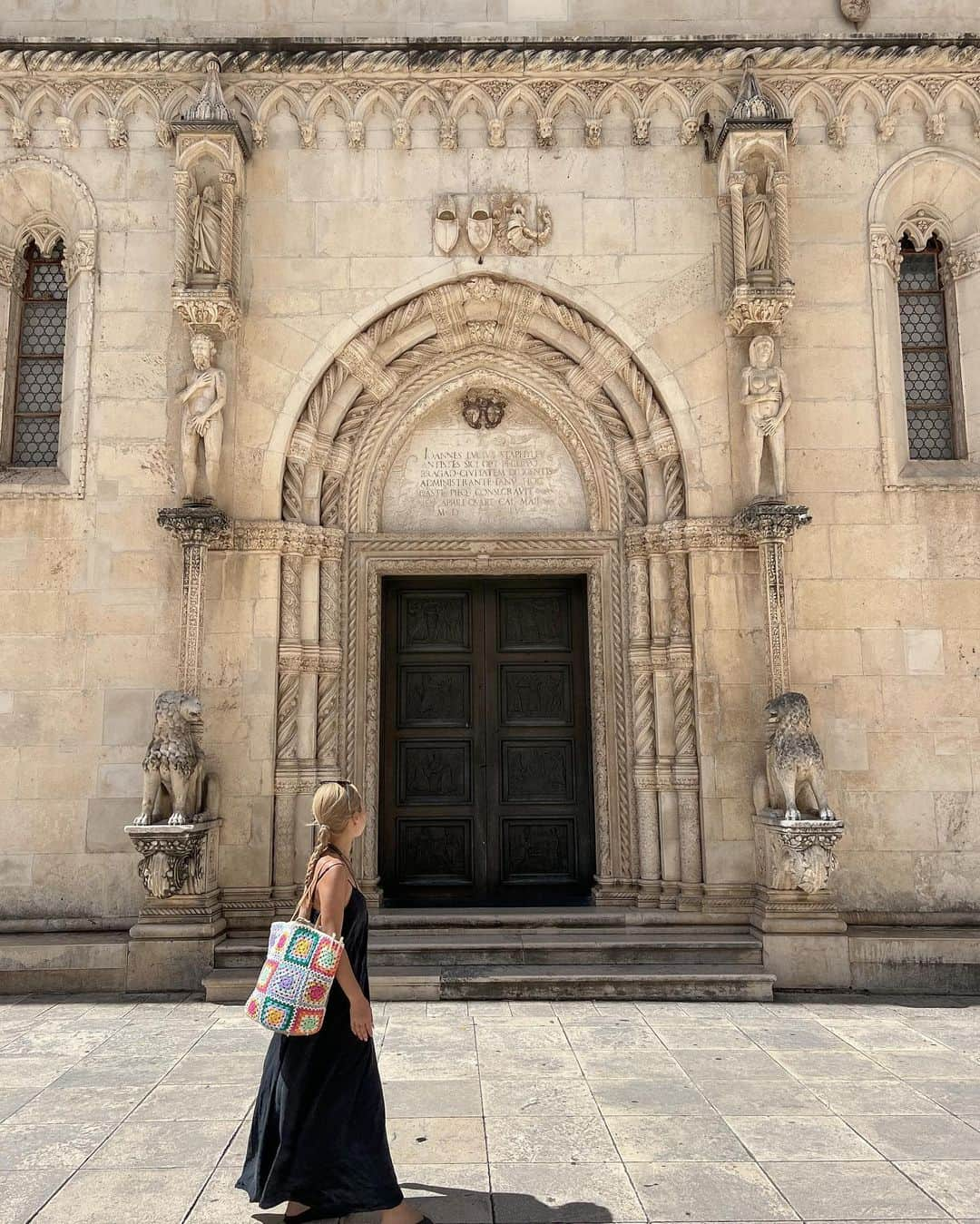 Manamiさんのインスタグラム写真 - (ManamiInstagram)「Šibenik⛪️  シベニクはとってもコンパクトでかわいかった🥰  何度も前を通ってたシベニクの聖ヤコブ大聖堂 "The Cathedral of St James in Sibenik"⛪️ が世界遺産だった事は帰ってから知りました📝  夜は渋谷なのかな？くらい 大聖堂の前に人がわんさかいた🍻 (最後の写真)」9月8日 13時58分 - manashika