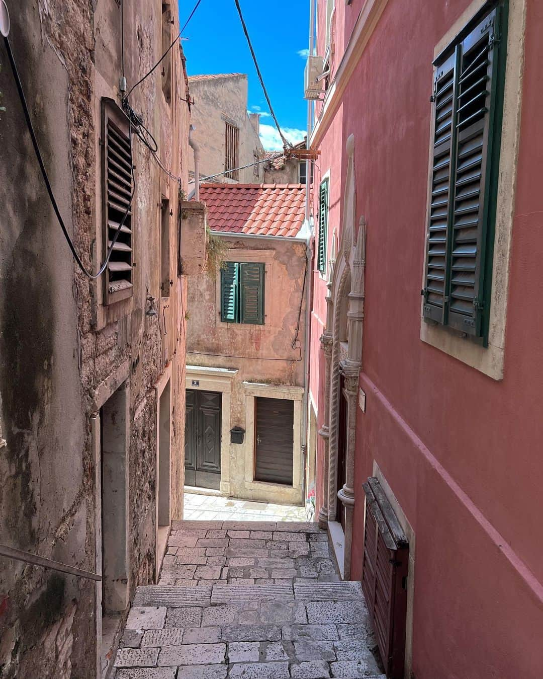 Manamiのインスタグラム：「Šibenik⛪️  シベニクはとってもコンパクトでかわいかった🥰  何度も前を通ってたシベニクの聖ヤコブ大聖堂 "The Cathedral of St James in Sibenik"⛪️ が世界遺産だった事は帰ってから知りました📝  夜は渋谷なのかな？くらい 大聖堂の前に人がわんさかいた🍻 (最後の写真)」