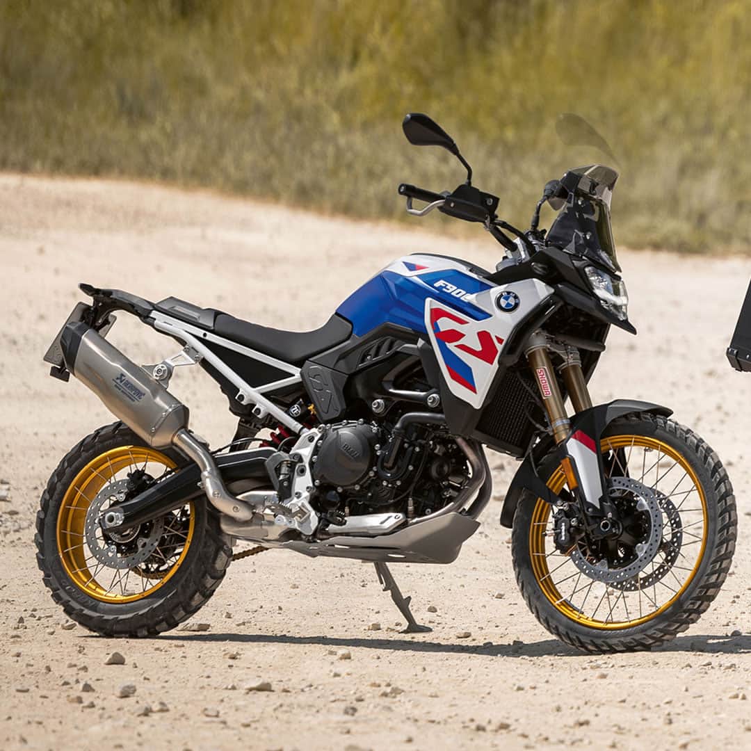 のインスタグラム：「異なるキャラクターを持つ3つのアドベンチャーバイクで新しい冒険へ。  BMW MotorradのGSファミリーに3台のニューモデルが加わります。 さらにパワフルになった895ccのエンジンを搭載したBMW #F900GS と #F900GSAdventure 、そして #F800GS は走り出すその瞬間を待っています。さぁ、どこへ出かけましょうか？  #MakeLifeARide #SpiritOfGS #HungryForMore #BMWMotorrad #BMWモトラッド #駆けぬける歓び」