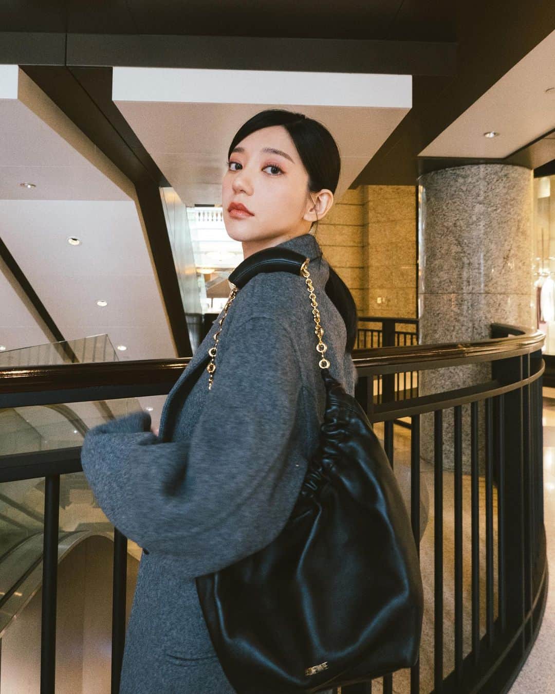 パフ・クオのインスタグラム：「🍂  Autumn is a second spring when every leaf is a flower.  – Albert Camus   . . .  @LOEWE #LOEWE #LOEWESqueeze」