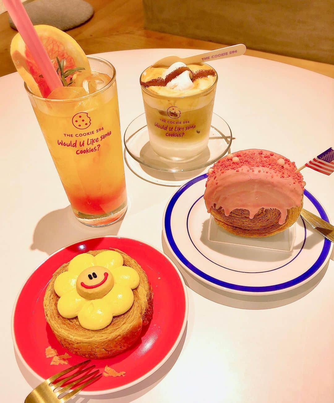 今西由記（ゆきぴ）のインスタグラム：「🥰🌼🇺🇸🍓☕️  #新大久保グルメ  #新大久保カフェ  #新大久保食べ歩き  #東京カフェ #韓国カフェ #韓国カフェ巡り  #休日の過ごし方  #休日の楽しみ」