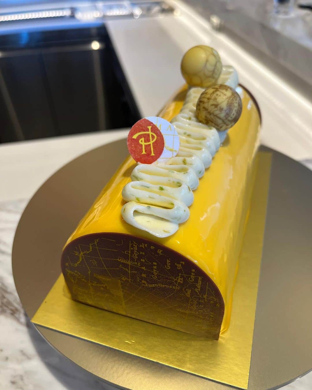 福田葉子さんのインスタグラム写真 - (福田葉子Instagram)「もうクリスマス！ピエール・エルメのノエルプレスレビュー@青山店へ。 造形アーティスト、ジャンパオロ・パーニとコラボした華やかなラインナップ。  ケーキをそのまま食べるのでは芸がない？ということで今回は、代表作のビュッシュ　サレント(5枚目)の素材を再構築したスイーツに変身(4枚目)。ライムのジュレ、マンゴー、ビスキュイなどを目の前で作り上げていくパティシエの手捌きに惚れ惚れ。 名物イスパハンをはじめ、見目麗しいノエルケーキがずらり、壮観。 いただいた中では、ガレットアーリアが好き。ピスタチオとオレンジフラワー、アーモンドクリーム。カレー味のマカロンにも驚いた。 予約開始は10月2日頃、発売は11月1日からだそう。ケーキにより時期が異なるそうなので注意。 ホリデーシーズンの発表会に出ると、今年も終わり⁉︎と意味なく焦る心持ちに。早い、早すぎる。 #pierreherme #pierrehermeparis #pierrehermeparisaoyama #noel #noël #xmas #xmascake #sweet #sweets #holiday #ピエールエルメ #ピエールエルメパリ #ピエールエルメパリ青山 #ノエル　#クリスマス　#クリスマスケーキ　#クリスマスケーキ2023 #スイーツ」9月8日 14時13分 - yoyoyokoko