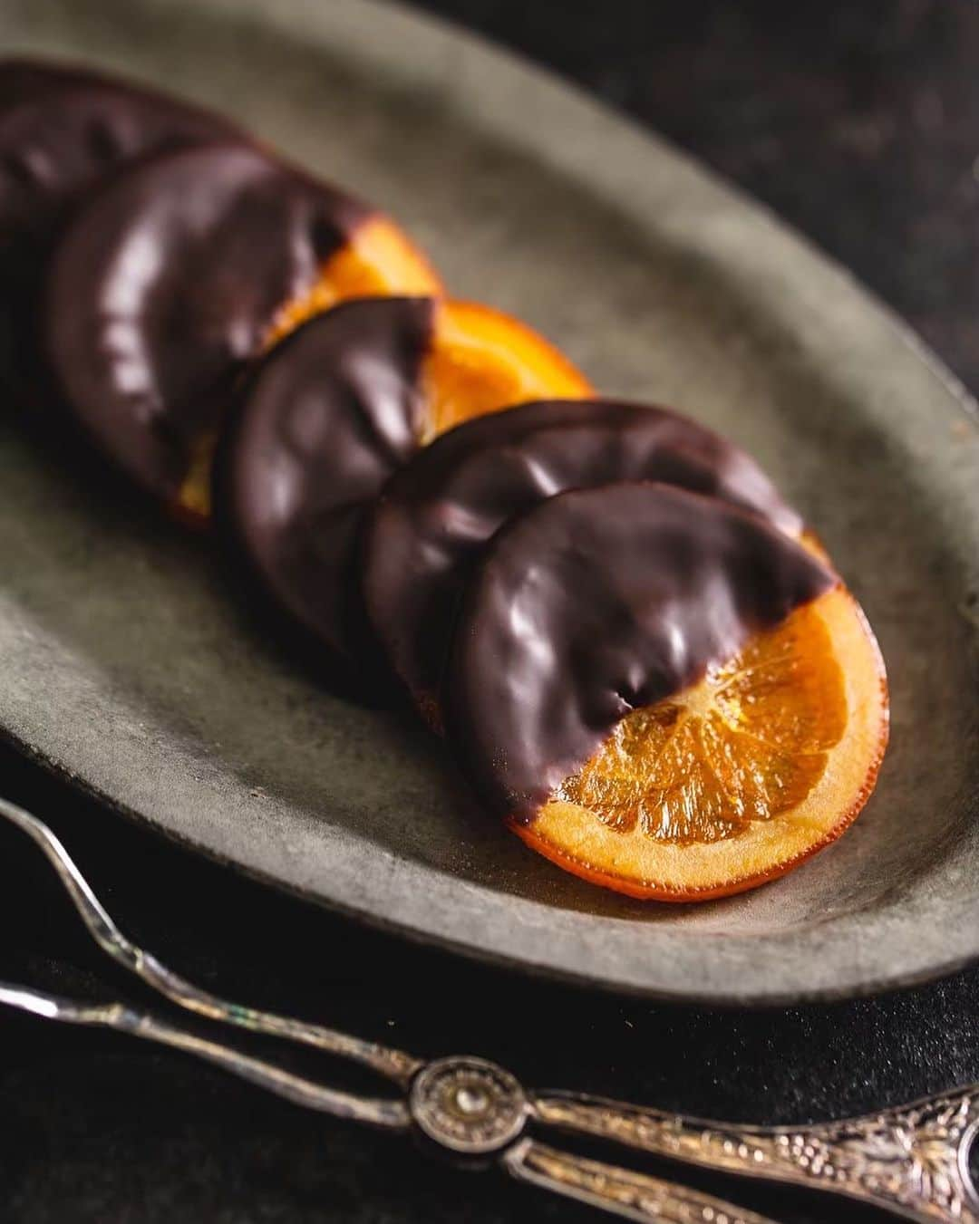 Decadence du Chocolatのインスタグラム：「《バレンシア》  バレンシアは、スペイン産のバレンシアオレンジ🍊を使用しています。 コーティングしているチョコレートは、花のような華やかな香りのエクアドル産のチョコレートと、食べやすさ重視のベルギーで製造されたチョコレートをブレンドした、デカダンスオリジナルのチョコレートです。 このブレンドによりオレンジの糖度が高くても甘すぎず、絶妙にバランスの取れた風味になります✨  ショコラティエのこだわりが詰まった商品です。  #バレンシア  #デカダンスドュショコラ  #decadanceduchocolat」