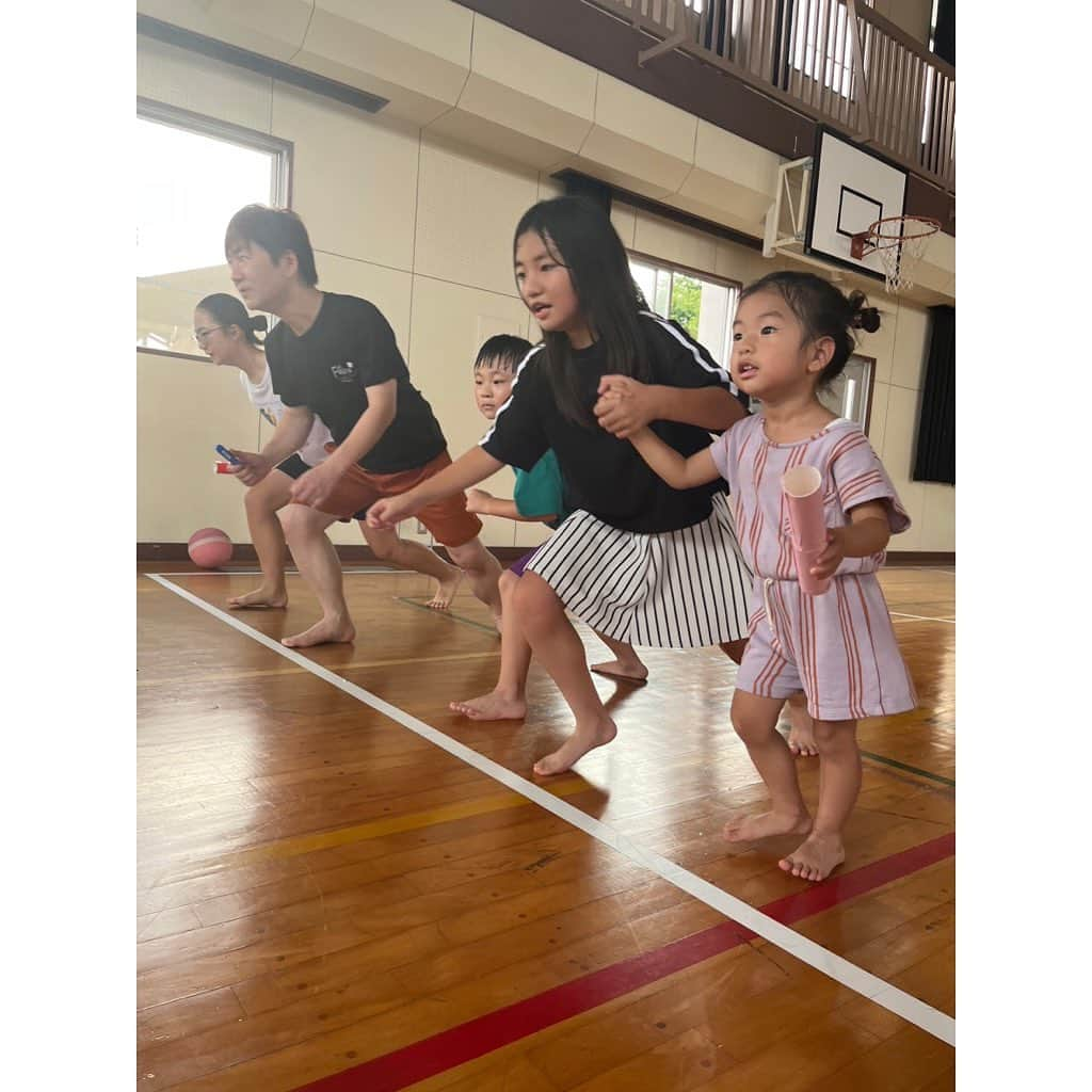 山田真以さんのインスタグラム写真 - (山田真以Instagram)「2023夏の思い出👒  姪っ子家族とグランピング🏕 廃校になった小学校を改装されたところだったので懐かしい感じ😌 体育館では、子どもたちが企画してリレーやバトミントン、ドッジボールなど楽しみました💃 久しぶりに走ったらへとへと…🤣🤣  水鉄砲大会やったり、BBQしたり、夜は虫の音を聴きながら寝て… 幼い頃、両親に連れてってもらったキャンプを思い出しました。 娘もお姉ちゃんたちに遊んでもらって幸せそうだった🌻💗 #グランピング#夏の思い出#水鉄砲#BBQ#2023夏の思い出」9月8日 14時08分 - maaai.yamada