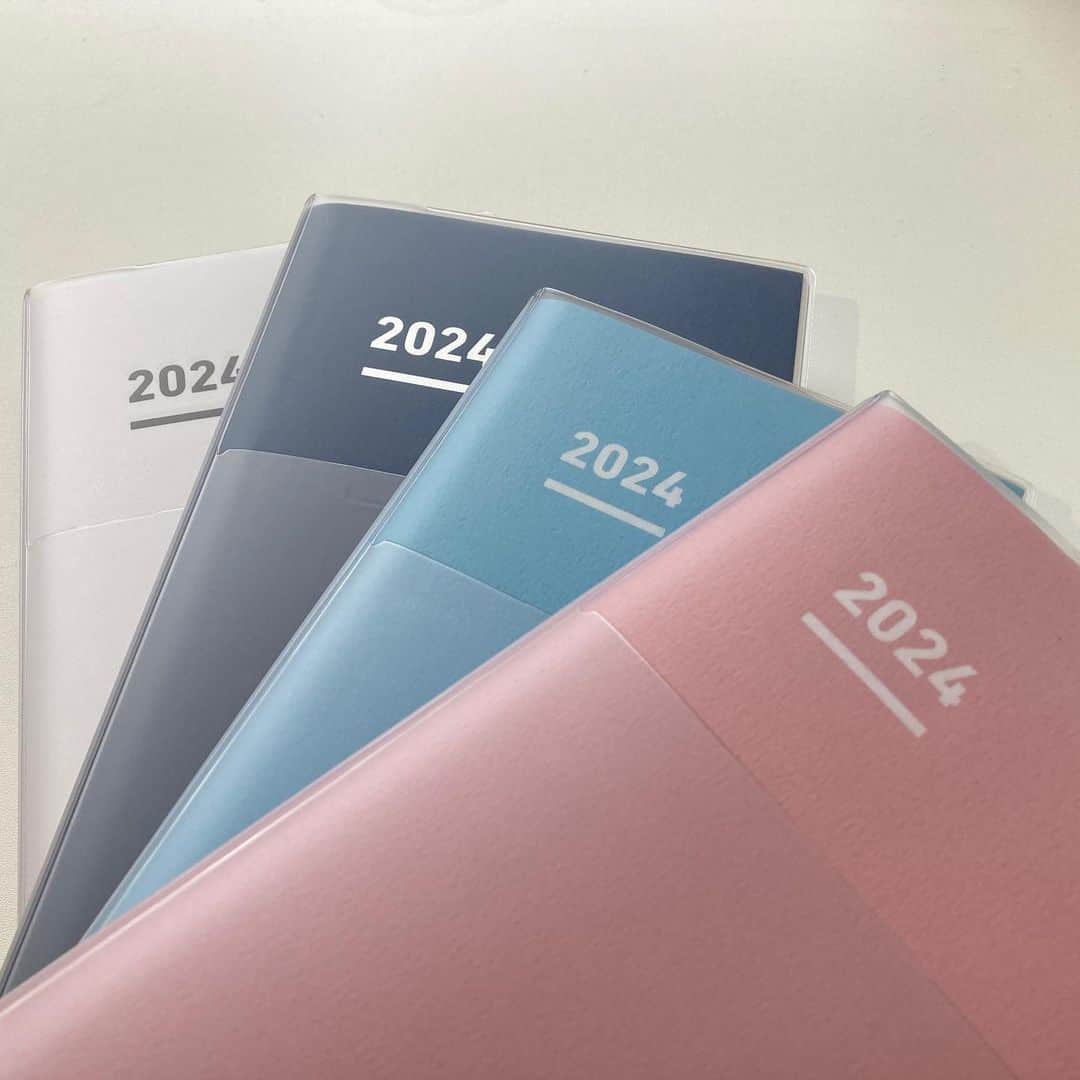 コクヨのぶんぐのインスタグラム：「2024年版の手帳紹介👏  今日からしばらく、2023年版の#手帳紹介 をしていきます🥰 来年はどんな手帳にしようかな～～と是非考えながらみてください♪  本日は #ジブン手帳 スタンダードタイプ です！！！ ご愛用いただいてるフォロワーさんも多い手帳ですよね！   ＜どんな手帳？＞ 「一年で終わり」ではなく「一生つかえる」をコンセプトにした、スケジュール管理にとどまらないライフログ手帳！  ＜3in1のファーストキット＞ ①自分や家族の長期記録を残すライフログ帳「LIFE」 ②24時間軸で日々の予定や記録を書き綴る「DIARY」 ③アイデアを書き記す「IDEA」 以上の3分冊からなる手帳です。 情報の置き場所を緻密に設計したデザインのため、ライフログの初心者でも書き込みやすく見返しやすいです。  DIARYだけもございますので、「まずは手帳から」という方はこちらをどうぞ♪（pic8)   ＜DIARY＞ ・マンスリー →大安や友引などの6曜つき。今日の気分を書ける顔マークもついています、1カ月を俯瞰しやすい！ ・ガントチャート →2か月を見渡せて、プロジェクト管理に便利です。体重や株価のグラフにも◎ ・ウィークリー →ToDOの管理やその日の食べたものを記録できます🙆  ＜商品情報＞ ■価格 ・A5スリム3in1：4,200円 ・B6スリム3in1：3,900円 ・A5スリムダイアリーのみ：3,200円 ・B6スリムダイアリーのみ：2,900円  ■販売 2023年9月上旬より順次  #ジブン手帳 #ジブン手帳同好会 #ライフログ #ジブン手帳初心者   #diary #2024diary #diary2024 #手帳 #手帳時間 #手帳タイム #キャンパスダイアリー #campusdiary#文房具 #文具 #文具好き #文房具マニア #文具好きさんとつながりたい #ステーショナリー #stationery #stationerylove #stationeryaddict #コクヨ #kokuyo #コクヨのぶんぐ」