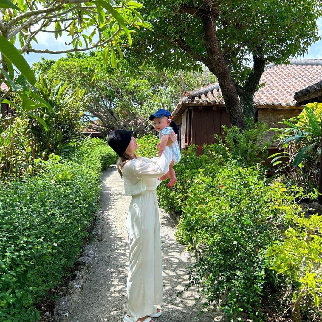 渡邉幸愛さんのインスタグラム写真 - (渡邉幸愛Instagram)「家族で沖縄に行って来ました🌴  息子とは初めての沖縄🌺  載せたい写真がいっぱいなので しばらく沖縄投稿続きます〜〜  #沖縄 #おきなわワールド」9月8日 14時17分 - koume_watanabe.official