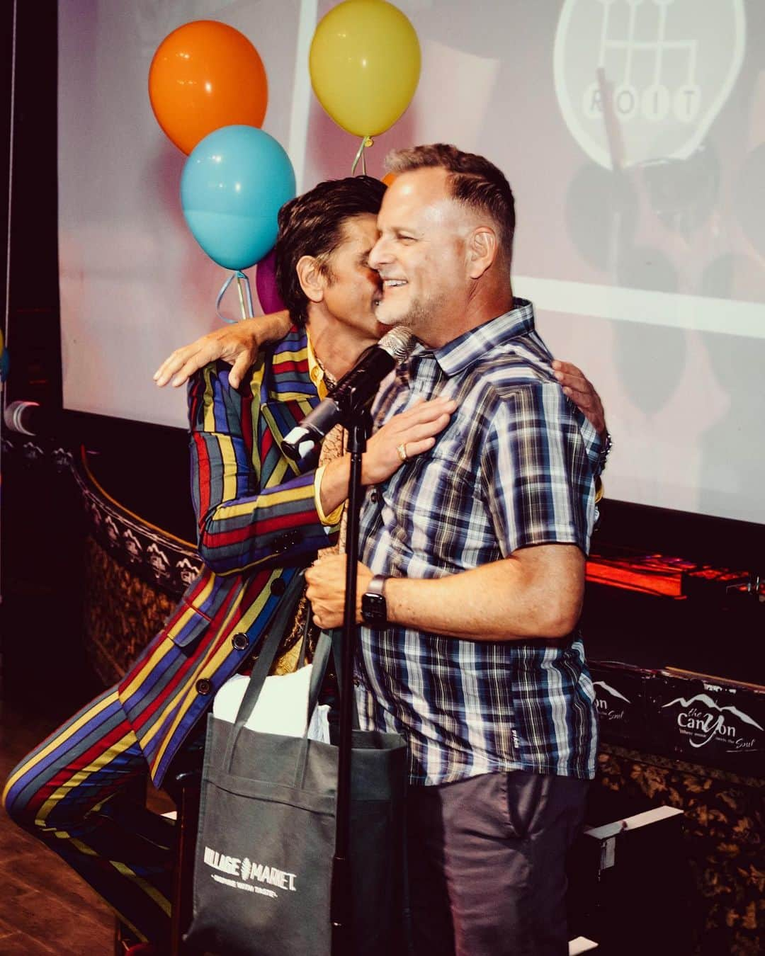 デイブ・クーリエさんのインスタグラム写真 - (デイブ・クーリエInstagram)「Happy birthday to my brother @johnstamos - So many years of friendship and so many laughs. Love you, Choppie.   📸: @micalaaustin」9月9日 1時16分 - dcoulier