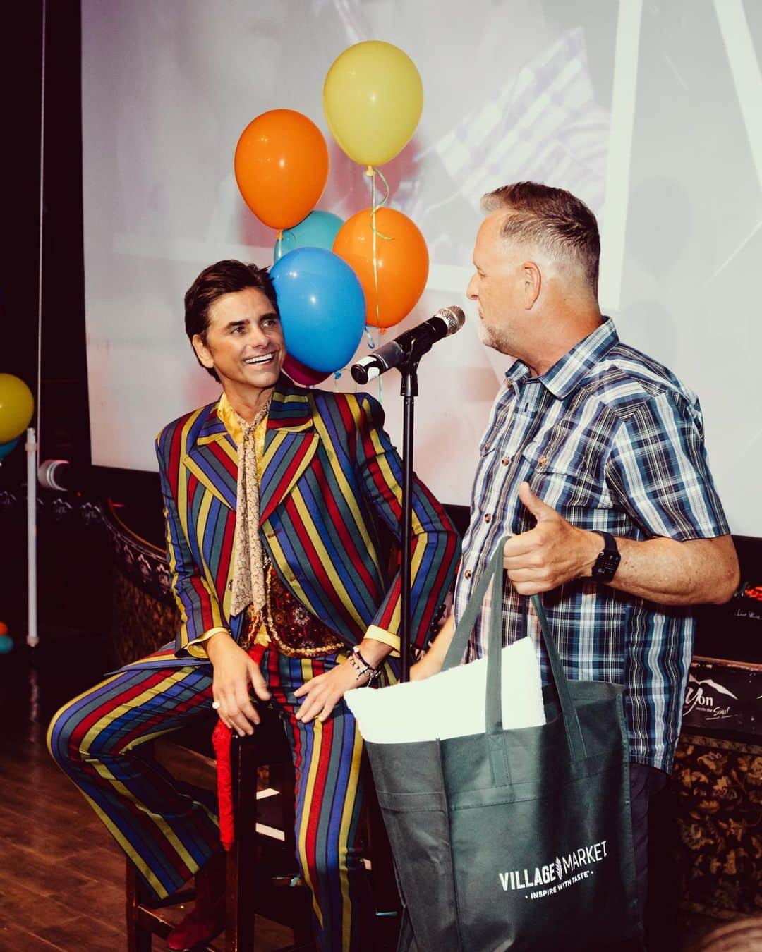 デイブ・クーリエさんのインスタグラム写真 - (デイブ・クーリエInstagram)「Happy birthday to my brother @johnstamos - So many years of friendship and so many laughs. Love you, Choppie.   📸: @micalaaustin」9月9日 1時16分 - dcoulier