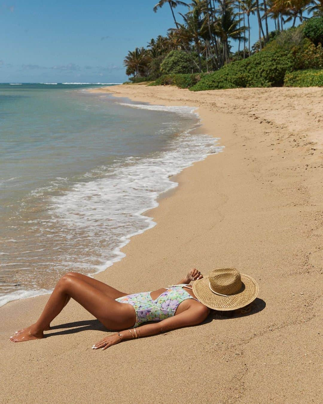 ロキシーのインスタグラム：「From where we'd rather be #OnTheBeach  And celebrating new swim arrivals for our 🇦🇺 ROXY girls. Shop @keliskaleopaa’s one piece at roxyaustralia.com.au」