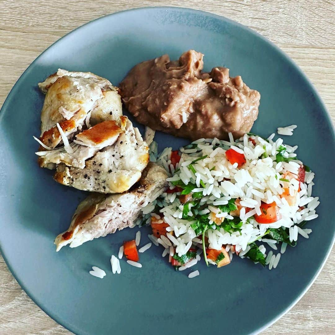 ニック・フロストのインスタグラム：「Delicious dinner tonight cooked in my tiny hotel room. All my clean washing smells like chicken now. It’s actually quite nice.  #reels #chickenriceandbeans #chickenclothes」