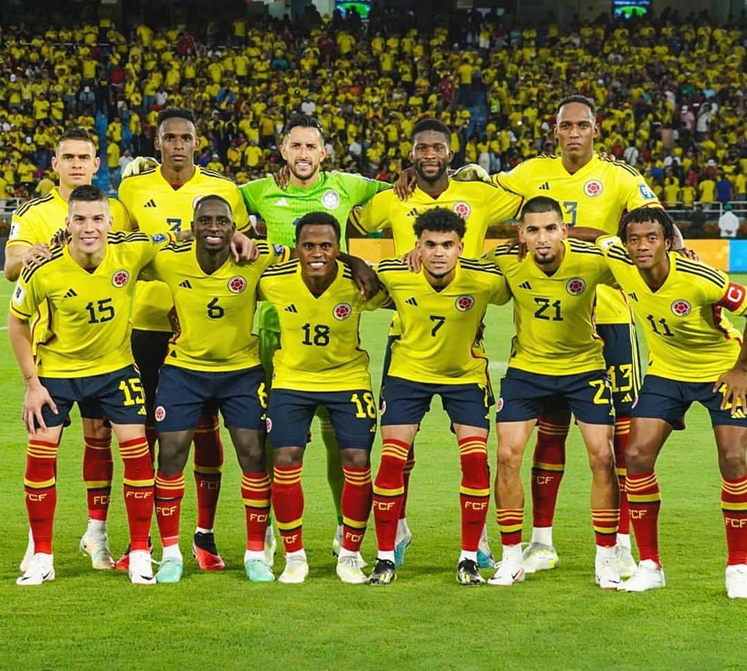 ジェリー・ミナのインスタグラム：「Siempre es lindo vestir esta camiseta, ganar en casa y con el apoyo de toda nuestra gente, Gracias DIOS por esta victoria y por tu respaldo!!! 🙏🏾🇨🇴❤️⚽️  Enfocados ya en el próximo objetivo 🇨🇴💪🏾. @adidasCo #adidasfootball」