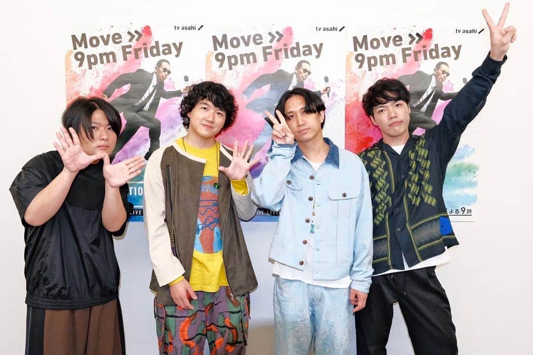 田辺由明のインスタグラム：「ミュージックステーション、ありがとうございました！！  最新曲『悲しみはバスに乗って』をいい熱量で、いいライブ感で届けられました。  観てくれた皆様の心に少しでも何かが残ってくれてたら嬉しいです。  今日マカロニえんぴつを知ってくれた方も多いと思いますが、どうかこれからもよろしくお願いします。  #mステ #マカロニえんぴつ #悲しみはバスに乗って #大人の涙」