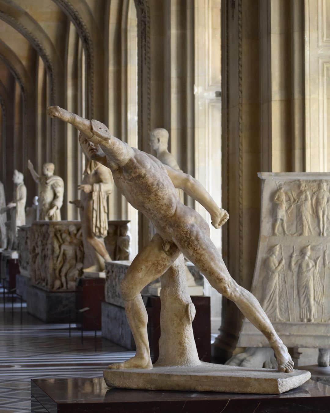 のインスタグラム：「. 🇫🇷 Inspectons les œuvres du musée avec #LouvreALaLoupe ! Aujourd’hui, intéressons-nous au célèbre Gladiateur Borghèse. - ⚔️ Conservé depuis le 17e siècle dans la collection italienne dont il porte le nom, le Gladiateur Borghèse représente en réalité un guerrier combattant. - 👀 L'œuvre, signée sur le tronc d'arbre par Agasias d'Ephèse, fils de Dosithéos, cite les recherches de Lysippe, grand bronzier du IVe siècle av. J.-C. - ✍️ L'accentuation de la musculature porte cependant l'empreinte du style de Pergame. Agasias a su faire revivre l'héroïsme athlétique de Lysippe en y mêlant le pathétique de la période hellénistique. ∴ 🌎 Let's inspect the museum's works with #LouvreALaLoupe! Today, let's take a look at the famous Borghese Gladiator. - ⚔️ Kept since the 17th century in the Italian collection whose name it bears, the Borghese Gladiator actually represents a warrior in combat. - 👀 The work, signed on the tree trunk by Agasias of Ephesus, son of Dositheus, cites the works of Lysippus, the great bronze-maker of the 4th century BC. - ✍️ The accentuation of the musculature, however, bears the stamp of the Pergamon style. Agasias has revived the athletic heroism of Lysippus, blending it with the pathos of the Hellenistic period. - 📷 © Musée du Louvre / Nicolas Bousser  . . . #Louvre #MuséeDuLouvre」