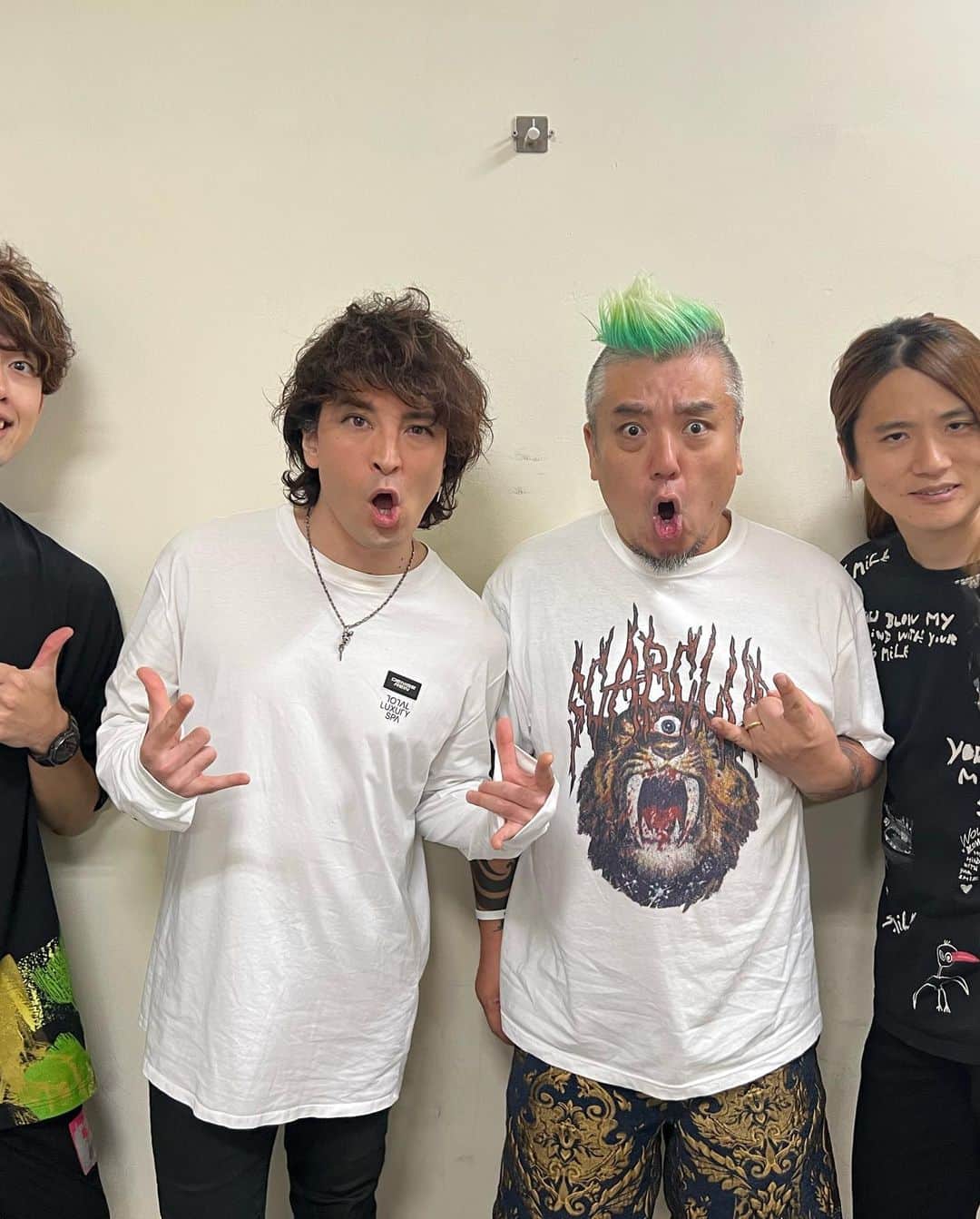 のインスタグラム：「JUONさんサポで久しぶりの対バンイベントでした！🎸JUONさんの歌とギターにオーディエンスのみなさんがどんどん巻き込まれていく様子が最高に気持ちよかったです！🔥 相変わらず早口のよしくんと初めましてのダッチさん🥁も最高でした！🤘 ありがとうございましたー！🙏 #JUON #新宿ReNY9周年」