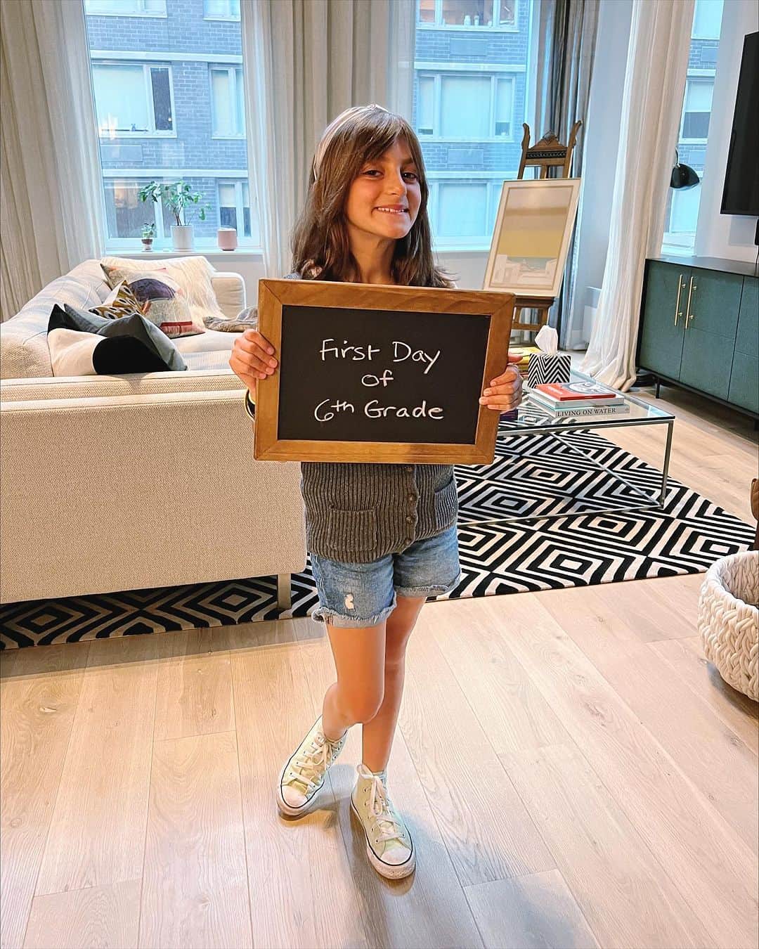 Ilana Wilesのインスタグラム：「First day of 6th grade!!!! With all the hoopla over Mazzy starting high school, I feel like I never really mentioned that Harlow is starting 6th. But also know that in Harlow’s school, 6th is the highest grade of the lower school and the big leap into the upper school will be next year! 6th grade does come with privileges though, like changing classes, supervised out lunch once a week and locks for their lockers! Wish her luck!」
