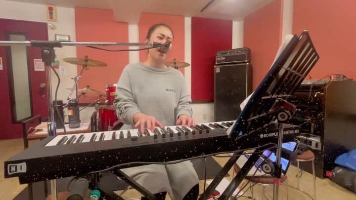 SONOMIのインスタグラム：「誕生日記念に久しぶりに弾き語りを🎹  みんなが大好きなあの名曲『LET IT BE』。 あるがままを受け入れなさい。 そんな曲ですが、 クレさんの新曲『EXPERT』のサビの頭のリリック 「どこに向かうかなんてのは後でわかるから進め」とニュアンスが似てる気がします。 良いことも悪いことも今の自分に全部必要な事。 受け入れよう。 それでもダメになりそうな時、みんながいる、そして私がいる。  今年の頭に撮ってた練習動画ですがせっかくだから置いておきます〜❗️ 良かったら見てみてね🥰」