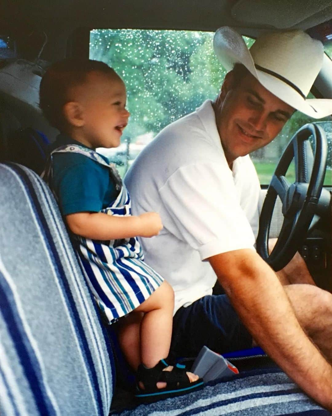 オースティン・マホーンのインスタグラム：「The last picture I have of my Dad  and I before he passed away 🖤」