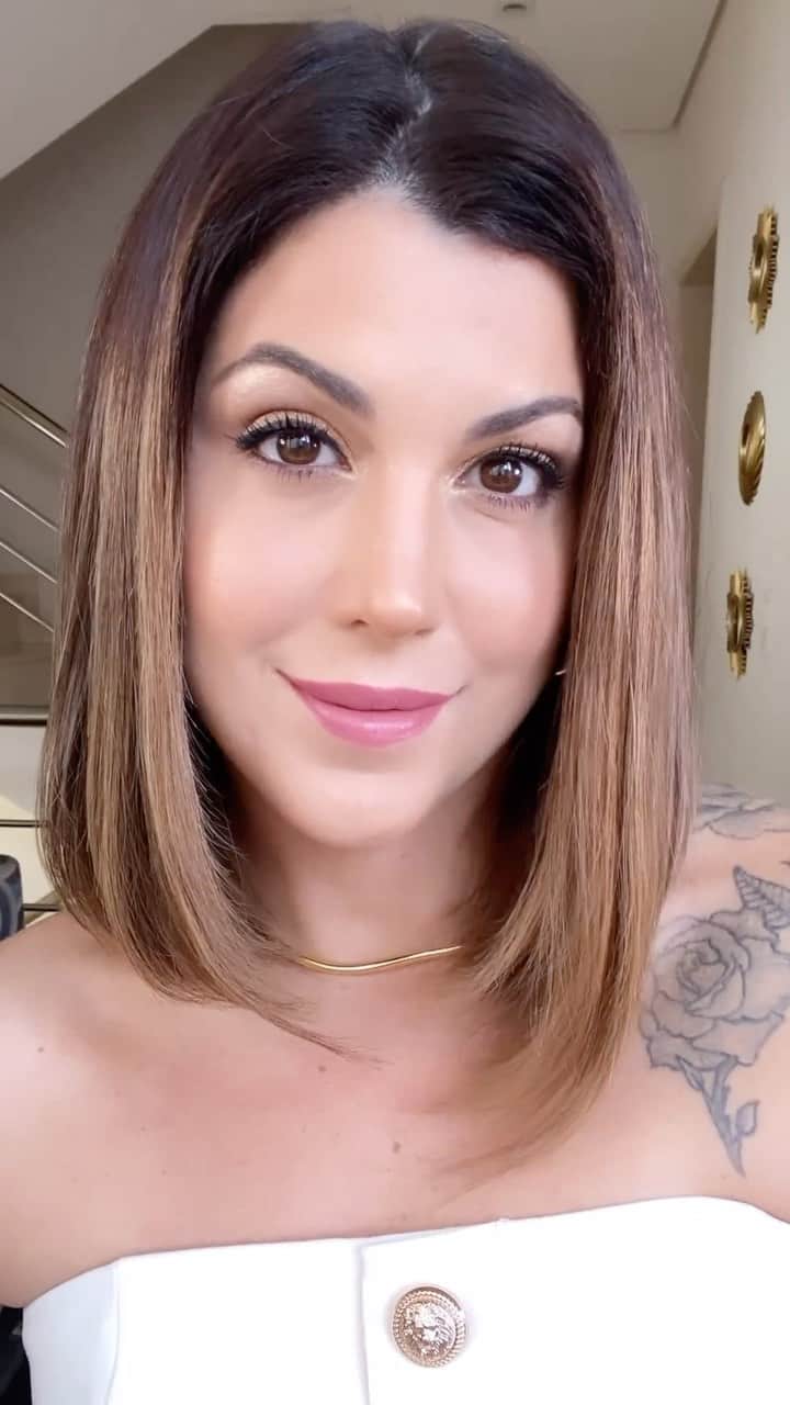 M·A·C Cosmetics BRのインスタグラム：「Hoje o dia pede uma pele radiante com um glow natural ✨ A artista M•A•C Now @thaismellomakeup te mostra como alcançar o shine perfeito na make.   Produtos usados no vídeo: ✨Hyper Real Serumizer ✨Base em gel acetinada Studio Sculpt FPS 15  ✨Caneta 2 em 1 Coretivo e Base Studio Fix Face Pen  ✨Batom Matte Mehr ✨Batom Lustreglass Sheer-Shine Hug Me ✨Pó Solto Studio Fix Pro Set + Blur Light ✨Pó Bronzeador Skinfinish Sunstruck Medium Rosy  #MACNowBR #MACCosmetics #MACCosmeticsBrasil #Sunglazed #SunstruckBronzer #GlowySkin」