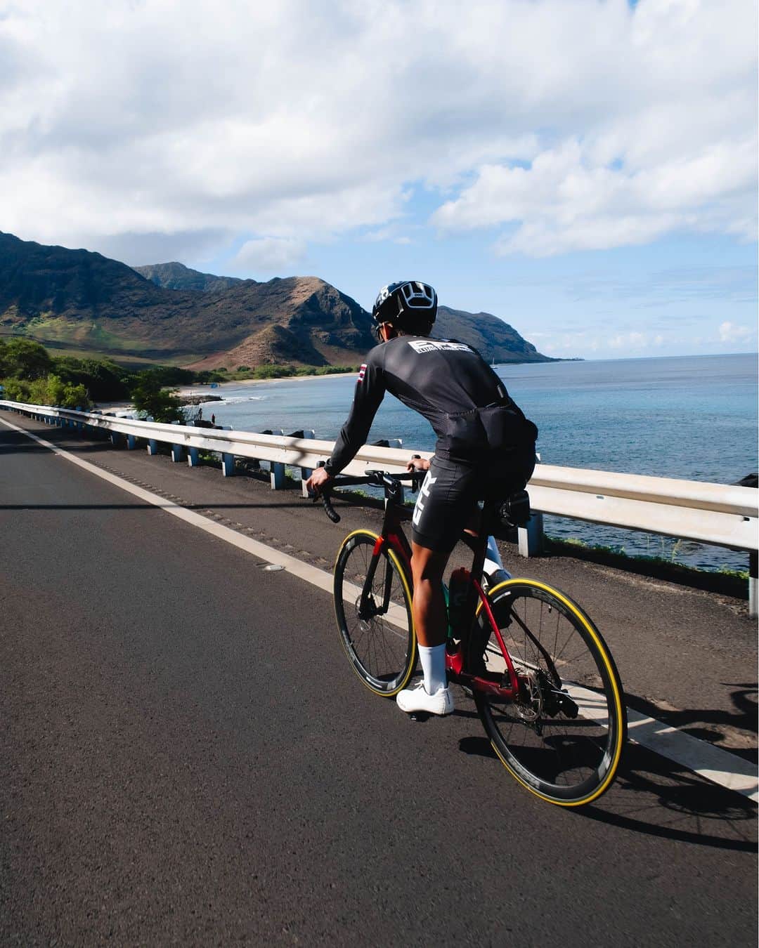 Fuji Bikesのインスタグラム：「Aloha 👋! Who else gets to ride daily in a place as beautiful as Hawaii 🌈 ? 📸 @elijahfloresracing  #transonic #fujibikes #roadbike #roadbikes #ıslandlife #hawaii #hawaiilife #training」