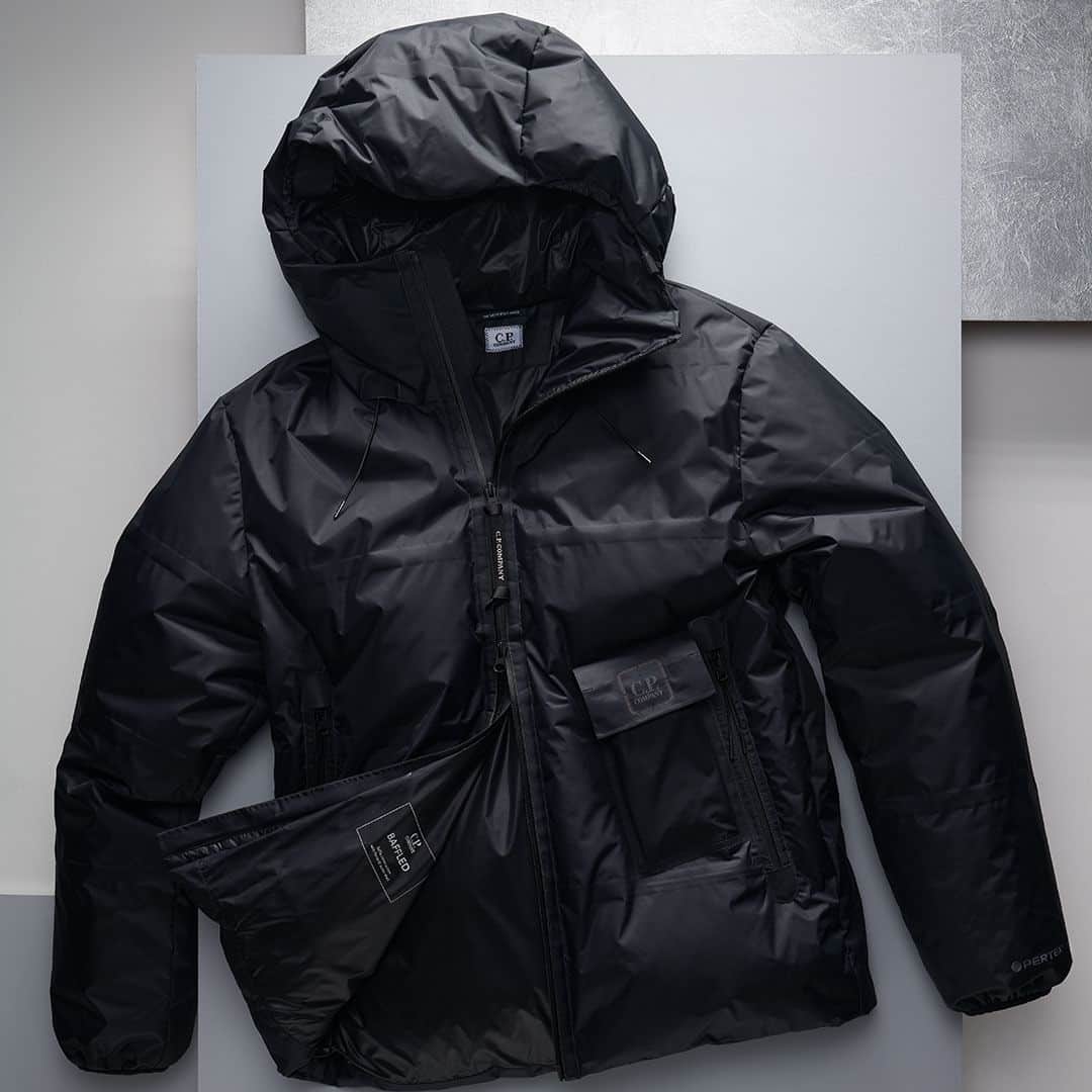 シーピーカンパニーのインスタグラム：「This season the C.P. Company Metropolis collection combines performance focused construction with innovative technical fabrics. This can be seen in the Baffled construction, whose down tunnels provide even warmer and more weather resistant  properties to the waterproof Pertex outer layer.   Head over at the link in bio.」
