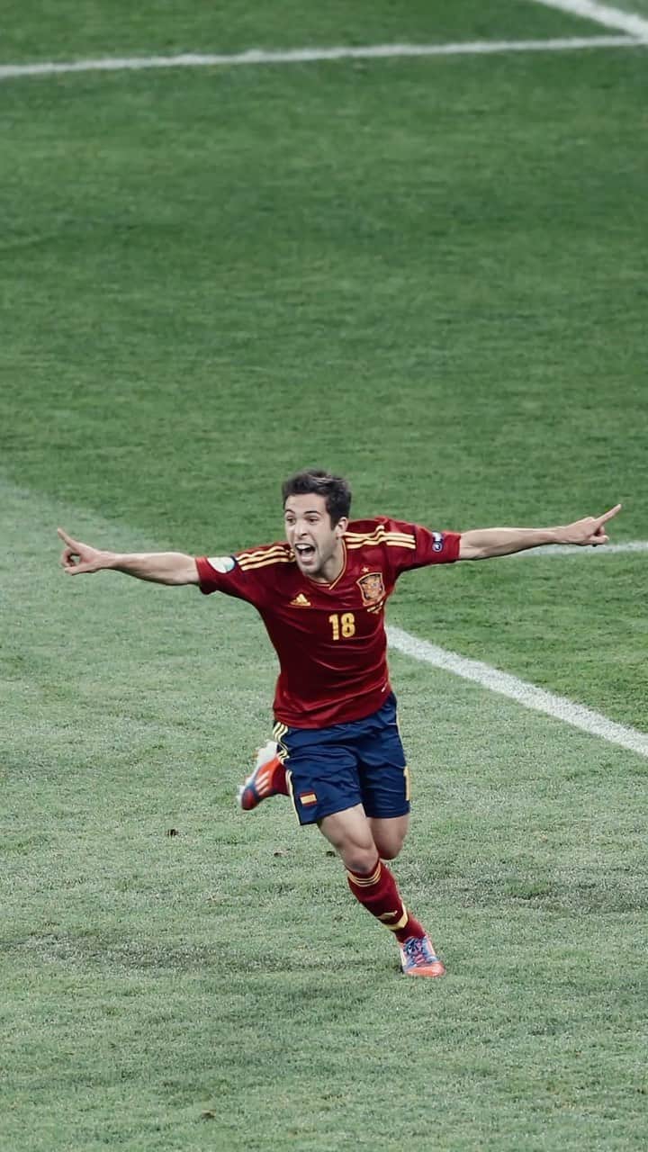 ジョルディ・アルバのインスタグラム：「Hoy juega nuestra Selección y estaré apoyándola y siguiéndola desde la distancia…  Quería agradecerles enormemente a todos los que me han acompañado en este viaje increíble con la @sefutbol. Ha sido un orgullo y una alegría inmensa haber vestido esta camiseta y haber compartido tantos buenos momentos con todos vosotros. Os voy a echar de menos a todos y también muchísimo a toda nuestra  afición!! GRACIAS DE CORAZÓN ♥️⚽️」