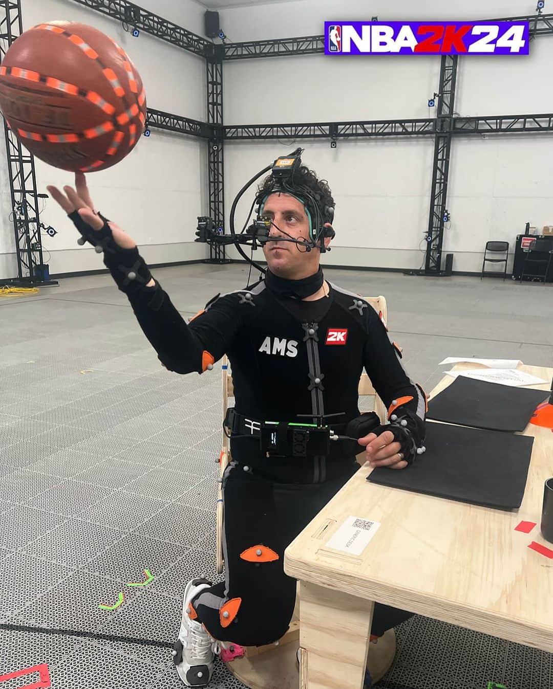 アダム・シャピロのインスタグラム：「Yo! Happy #NBA2K Day! 2K24 is out, let’s ball. thank you @christianpapierniak!!!」