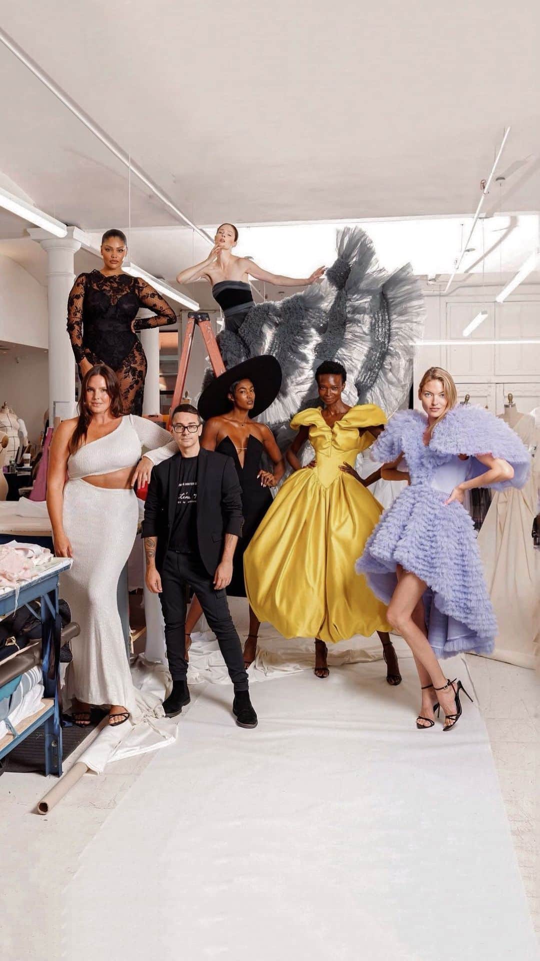 ココ・ロシャのインスタグラム：「Behind the scenes with @WWD! Today marks the 15th anniversary of @csiriano’s incredible run in New York fashion! Christian has always made decisions with his heart and never waited for the “industry” to give their cues before he takes action. Through 15 years of hard work and pure talent he has established himself as a powerhouse in New York fashion. He forges his own path and that to me, makes him a real leader 👑- 📸 @sarakerens with my girls @candicehuffine @jocelyncorona_ @madamedebrashaw @marthahunt」