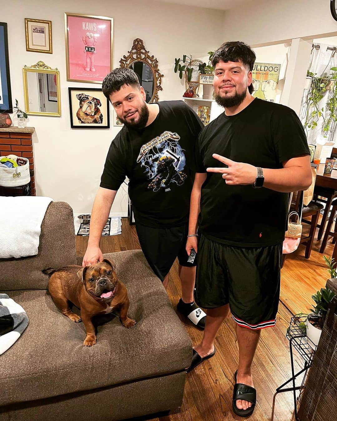 トラビ・マッコイのインスタグラム：「The TWINJAMINS Chris and Abe with lil’ Cheeseburger, Abe got me right for tour last night!! Missed you guys, see you in a few days!!!!」