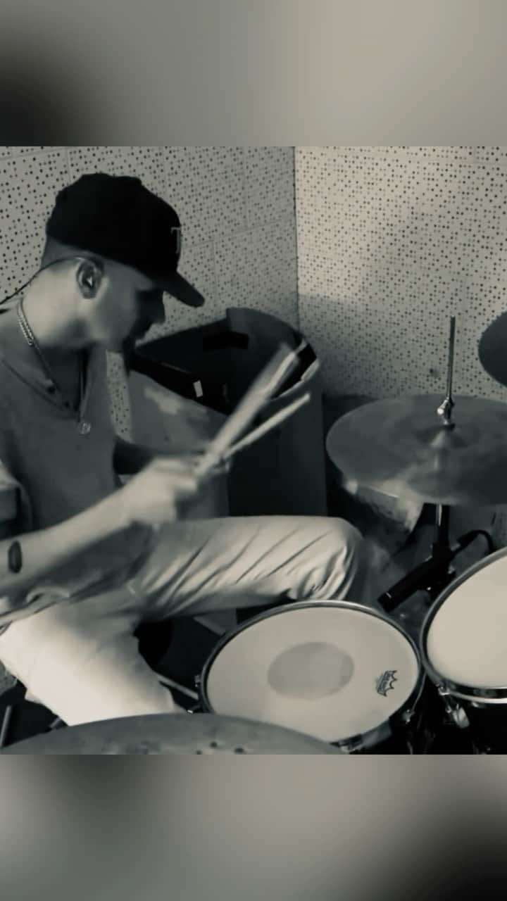 Yellowcardのインスタグラム：「Did you know @nobladesnobows (Nate Young) from @anberlin drummed on our Childhood Eyes EP? According to @ryanmichaelmendez, Nate had an idea for the drum loop in the song Three Minutes More, sat down to try it, and it was “just instantly the right thing”. The audio from the first part of this video is the actual moment that’s on the EP recording. Nate and Ryan Mendez recorded the drums for Childhood Eyes in Tampa, FL while the other band members were able to give our input via video chat. @smackinyc says: “Nate Young is an incredible friend and talent. We were so fortunate to be able to have him record new Yellowcard songs with us.” Three Minutes more also features guest vocals from @piercethevic of Pierce the Veil. So many talented people contributed to this song and we’re so grateful for the positive response it’s received since the release of Childhood Eyes! • 🎥 @ryanmichaelmendez  • • #yellowcard #yellowcardband #anberlin #piercetheveil #drummer #drums #poppunk #emo #elderemo #posthardcore #recordingstudio #behindthescenes」