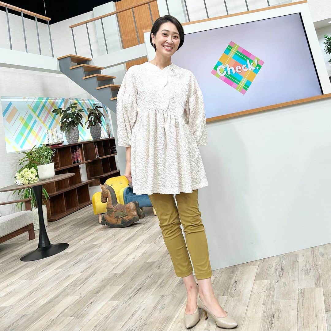 加藤沙知のインスタグラム：「１週間お疲れ様でした☘️  朝晩の空気から、季節の移ろいを感じるようになりましたね☺️衣装もだんだんと秋らしくなってきました🍂  今週の衣装＆ヘアセットです。 詳しくは番組アカウント(@check.mrt )に掲載しています!  1枚目:9月4日(月) 2枚目:9月5日(火)  3枚目:9月6日(水) この日、写真を撮影してくれたのは、インターンシップでMRT報道部に来てくれている大学生のＨさんです☺️thanks❤️ また、テレビ制作部にも大学生が来てくれていて、 番組作りを体験してくれました😊 大学生のお二人からパワーを頂きました♪  4枚目:9月7日(木) 5枚目: 木曜日のヘアセットをしていただいている美容室にて♪  来週もご覧いただけると、喜びます✨  #MRT#チェック#check #衣装#コーディネート #オフィスコーデ#通勤コーデ #ヘアセット#ショートカット」